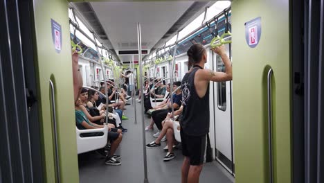 Menschen-Reisen-Im-Fahrenden-U-Bahn-Zug-Der-Argentinischen-Stadt-Buenos-Aires