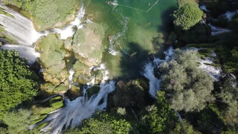 Luftaufnahme-Aus-Der-Vogelperspektive-über-Die-Kaskadierenden-Kravica-Wasserfälle-In-Bosnien-Und-Herzegowina
