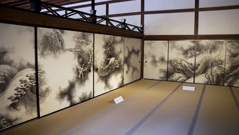 Komplizierte,-Wunderschöne-Wandtürgemälde-Schmücken-Das-Hojo-Im-Ryoanji-Tempel