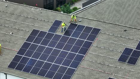 Solarpanel-Installation-Auf-Einem-Schindeldach