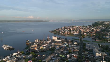 Video-Aéreo-Sobre-La-Ciudad-De-Manaus,-Brasil-Durante-El-Amanecer-Que-Muestra-El-Río-Amazonas-Al-Fondo.