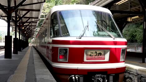 Der-Limitierte-Express-Koya-Zug-Wartet-Am-Bahnhof-Gokurakubashi-In-Koyasan
