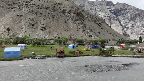 Antena-Del-Campamento-En-El-Valle-De-Basho-En-Skardu-Pakistán-Cerca-Del-Río