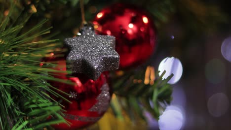 Adorno-De-Estrella-De-Brillo-Gris-Oscuro-Colgado-En-Un-árbol-De-Navidad-Decorado