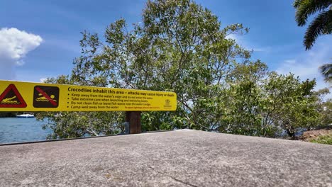 Nord-Queensland-Australien-Schild-Mit-Der-Warnung,-Dass-In-Der-Gegend-Krokodile-Leben-Und-Angriffe-Zu-Verletzungen-Oder-Zum-Tod-Führen-Können
