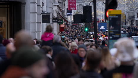 In-Zeitlupe-Laufen-Tausende-Menschen-Während-Des-Weihnachtseinkaufsbummels-Die-Regent-Street-Entlang