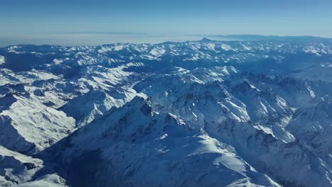Impresionante-Vista-Aérea-De-Las-Montañas-De-Los-Alpes-En-Un-Espléndido-Día-De-Invierno-Vista-Por-Los-Pilotos-Mientras-Volaban-A-8000-M-De-Altura.