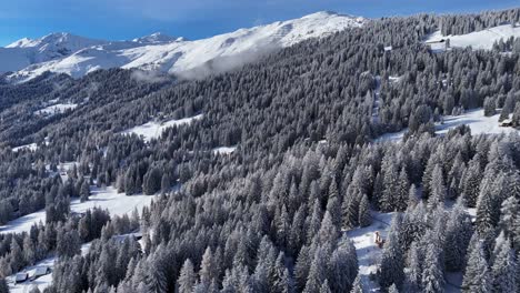 Filmischer-Drohnenflug-über-Brambrüesch,-Schweiz,-Im-Winter