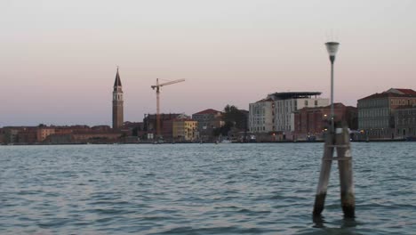 Turm-Und-Mehrstöckige-Häuser-Der-Stadt-Venedig,-Blick-Auf-Das-Fahrende-Boot