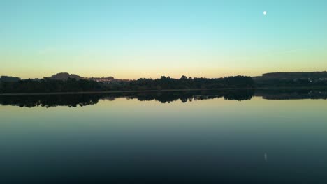 Mirror-Reflections-Over-Lake-Of-Observatorio-de-aves-de-Crendes-In-Abegondo,-A-Coruña,-Spain