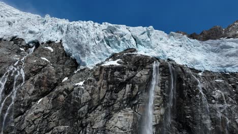 Luftaufnahme-Einer-Nach-Oben-Gerichteten-Drohne,-Nahaufnahme-Des-Oberen-Teils-Des-Fellaria-Gletschers-Und-Seiner-Wasserfälle-–-Valmalenco-–-Sondrio