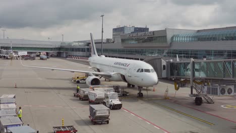 Aviones-Airbus-A320-Pertenecientes-A-La-Empresa-De-Transporte-Airfrance-KLM-En-El-Aeropuerto-Vaclav-Havel-De-Praga,-República-Checa