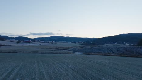 Indre-Fosen,-Kreis-Tröndelag,-Norwegen-–-Eine-Szene-Mit-Bauernhäusern-Vor-Einer-Bergkulisse-–-Drohne-Fliegt-Vorwärts