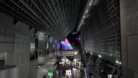 Vista-Nocturna-Dentro-Del-Atrio-Del-Salón-Central-En-El-Espectáculo-De-La-Estación-De-Kyoto