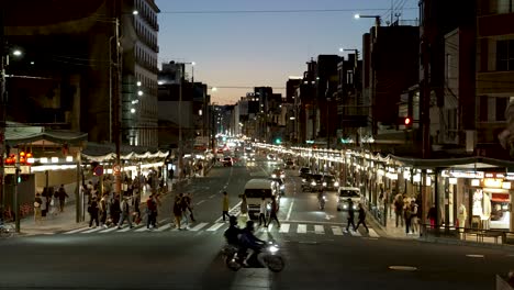 Shijo-Dori-Straße-In-Gion-Bei-Nacht