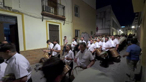 Banda-Musical-En-Procesión-De-Semana-Santa-Por-La-Noche-En-Sevilla,-España.