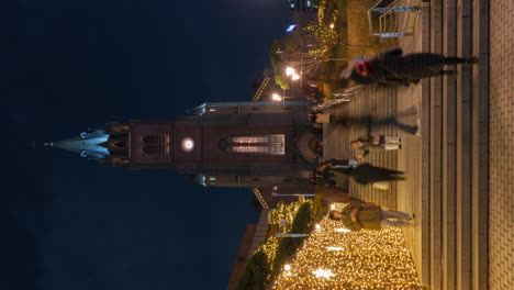 Nachtzeitraffer-Der-Myeongdong-Kathedrale-–-Menschen,-Die-Die-Stufen-Hinauf--Und-Hinuntergehen-Und-Weihnachtsstimmung-Und-Spektakuläre-Leuchtende-Girlandendekoration-Genießen-–-Vertikale-Aufnahme,-Heranzoomen