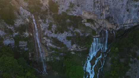 Luftaufnahme-Der-Wilden-Wasserfälle-Inmitten-Der-Nivica-Schlucht,-Umgeben-Von-Karstklippen-Und-Einladenden-Teichen