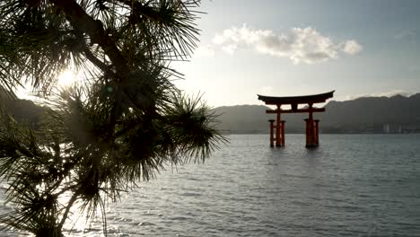 Großes-Torii-Tor-Von-Itsukushima-In-Miyajima,-Alter-Shinto-Schrein-In-Japan