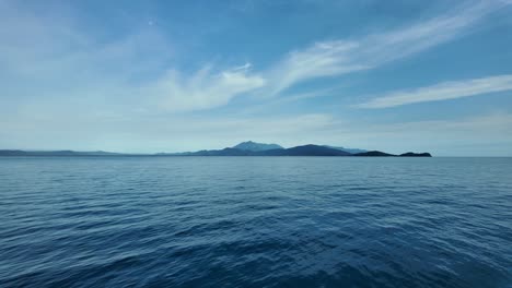 Blick-Auf-Das-Fahrende-Boot,-Das-Sich-Der-Snapper-Insel-Im-Great-Barrier-Reef-Marine-Park-Nähert