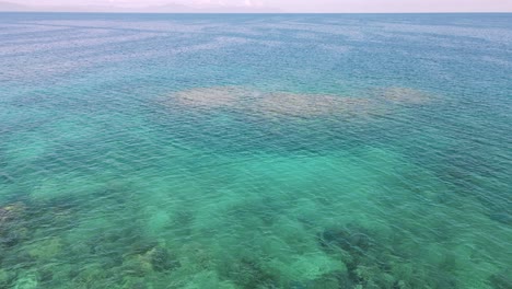 Tiefflug-über-Ein-Gesundes-Korallenriffsystem-Im-Great-Barrier-Reef-Marine-Park
