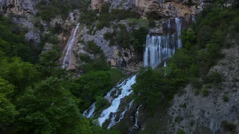 Luftdrohnenansicht-Ujevara-E-Sotires-Wilde-Wasserfälle
