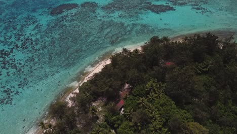 Aerial-tilt-down-shot-of-Managaha-Island