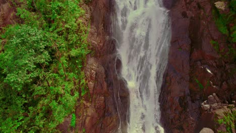 Sea-Testigo-De-Las-Majestuosas-Cascadas-Del-Bijagual-Mientras-El-Dron-Se-Retira-Rápidamente,-Mostrando-El-Esplendor-De-Esta-Maravilla-Natural-En-El-Corazón-De-La-Exuberante-Naturaleza-De-Costa-Rica.