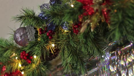Geschmackvoll-Dekorierte-Weihnachtsgirlande-Mit-Ornamenten-Und-Bernsteinfarbenen-Lichtern
