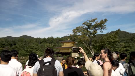 Massen-Von-Touristen,-Die-An-Einem-Sonnigen-Nachmittag-Fotos-Von-Kinkakuji-In-Kyoto-Machen