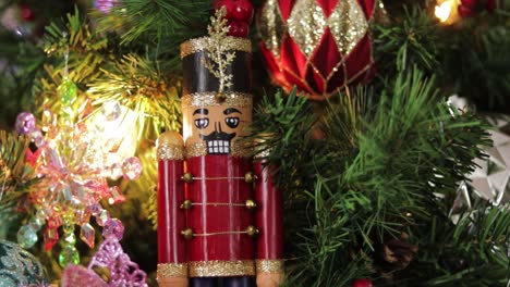 Holzspielzeug-Soldat-Nussknacker-Dekoration,-Die-Am-Weihnachtsbaum-Hängt