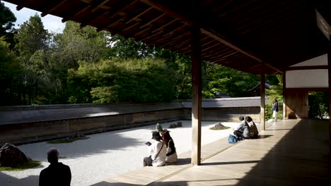 Nur-Wenige-Touristen-Genießen-Im-Morgenlicht-Den-Berühmten-Zen-Steingarten-Am-Ryoanji-Tempel