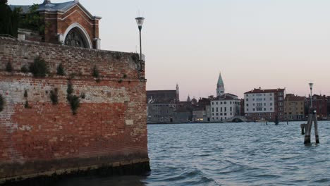 Alte-Vintage-Gebäude-Von-Venedig-Vom-Fahrenden-Boot-Bei-Sonnenuntergang