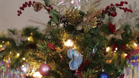 árbol-De-Navidad-Con-Luces,-Adornos-Coloridos-Y-Estrellas-Brillantes