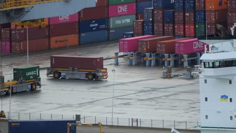 Automatisiertes-Containerfahrzeug,-Das-An-Einem-Containerterminal-An-Einem-Anderen-AGV-Vorbeifährt