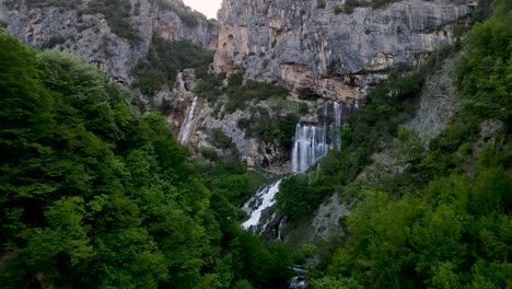 Luftaufnahme-Zur-Entdeckung-Des-Peshtura-Wasserfalls-Und-Der-Karstschlucht-In-Albanien-Zur-Goldenen-Stunde