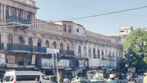 Vor-Dem-Hotel-Khyber-In-Saddar,-Karachi,-Pakistan-Mit-Vorbeifahrenden-Menschen-Und-Autos