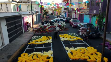 Dolly-out-of-the-preparations-for-the-day-of-the-dead,-flower-arrangements-in-pieces-to-assemble,-Iztapalapa,-Mexico-City