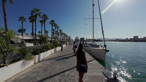 Menschen-An-Der-Promenade-An-Einem-Sonnigen-Sommertag-In-Malaga,-Spanien