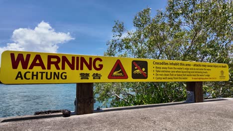 Warnschild-„Achtung“-Warnt-Davor,-Dass-In-Der-Gegend-Krokodile-Leben-Und-Angriffe-Zu-Verletzungen-Oder-Zum-Tod-Führen-Können