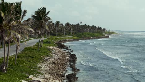 Paradisische-Tropische-Küstenstraße-An-Der-Küste-Der-Insel-San-Andrés,-Kolumbien