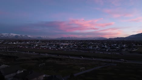Utah-Valley-Bei-Sonnenuntergang-Im-Winter---Luftüberflug-In-Der-Abenddämmerung