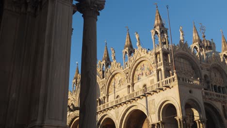 Reveal-of-Basilica-di-San-Marco-in-Venice-city,-Italy