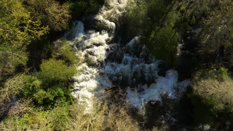 Stromschnellen,-Die-über-Felsige-Berge-Im-Río-De-Zas,-Coruna,-Spanien,-Fließen