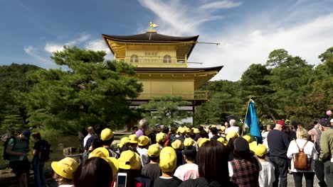 Überfüllte-Szenen-Mit-Schulkindern,-Die-Den-Kinkakuji-Tempel-In-Kyoto-Besuchen