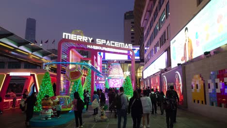 Besucher-Der-Hafenstadt-Tsim-Sha-Tsui-Genießen-Den-Raum-Unter-Dem-Motto-Weihnachten