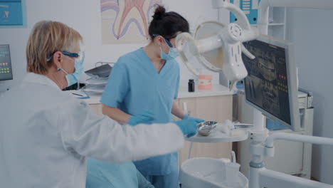 Equipo-De-Odontología-Realizando-Extracción-Dental-En-Gabinete-De-Estomatología