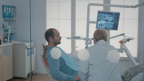 Spezialist-Und-Patient-Schauen-Auf-Den-Monitor-Mit-Röntgenscan