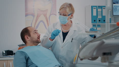 Médico-De-Cuidado-Bucal-Que-Utiliza-Herramientas-Dentales-Para-Realizar-Exámenes-Dentales.