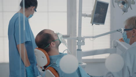Zahnarzthelferin-Verwendet-Sauerstoffmaske,-Um-Den-Patienten-Zu-Betäuben